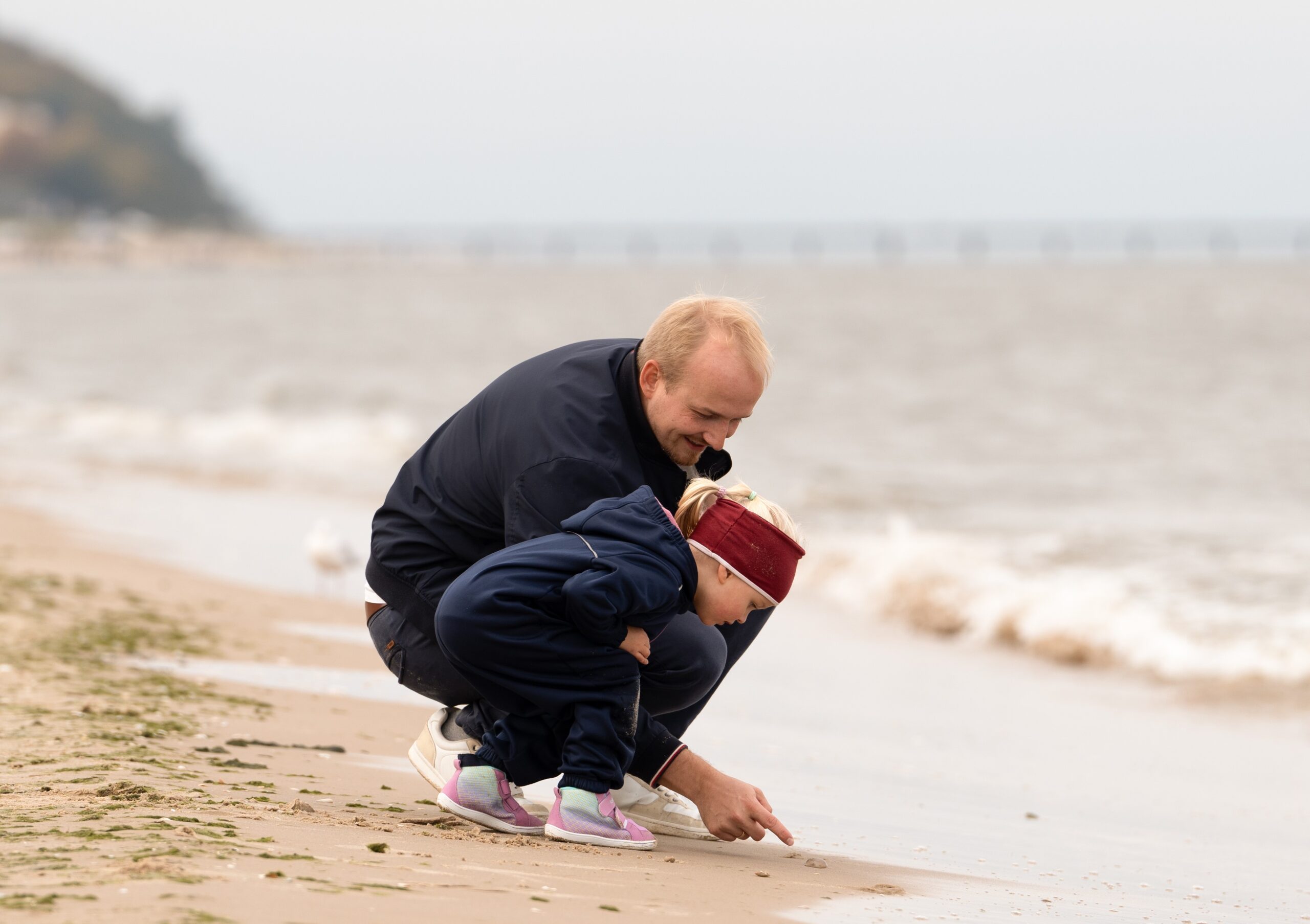 03-11_Papa und Kind am Strand, quer