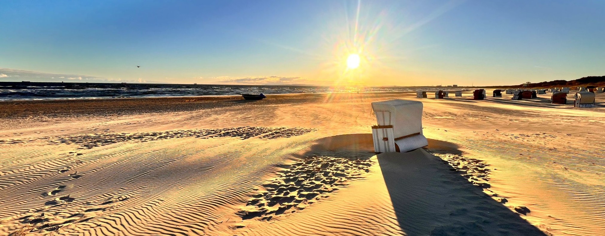 einzelner Strandkorb & Sonne, schmal